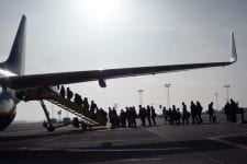 Den franske transportminister vil sætte minimumspriser på flyrejser i EU.
